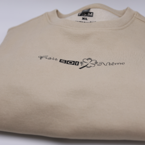 Beige-zand FSM Sweater met Zwarte Opdruk – Unisex